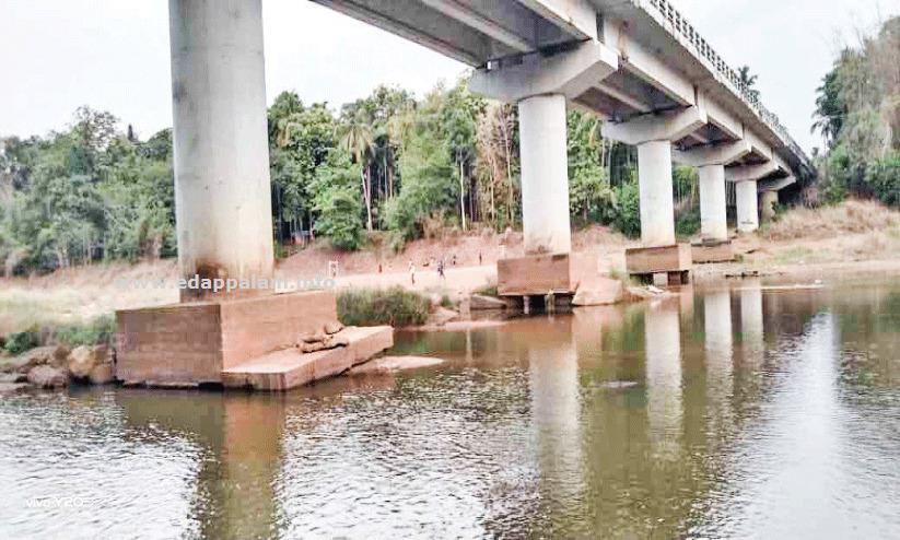 മൂ​ർ​ക്ക​നാ​ട്-​എ​ട​പ്പ​ലം പാ​ലം അ​പ​ക​ടാ​വ​സ്ഥ​യി​ൽ